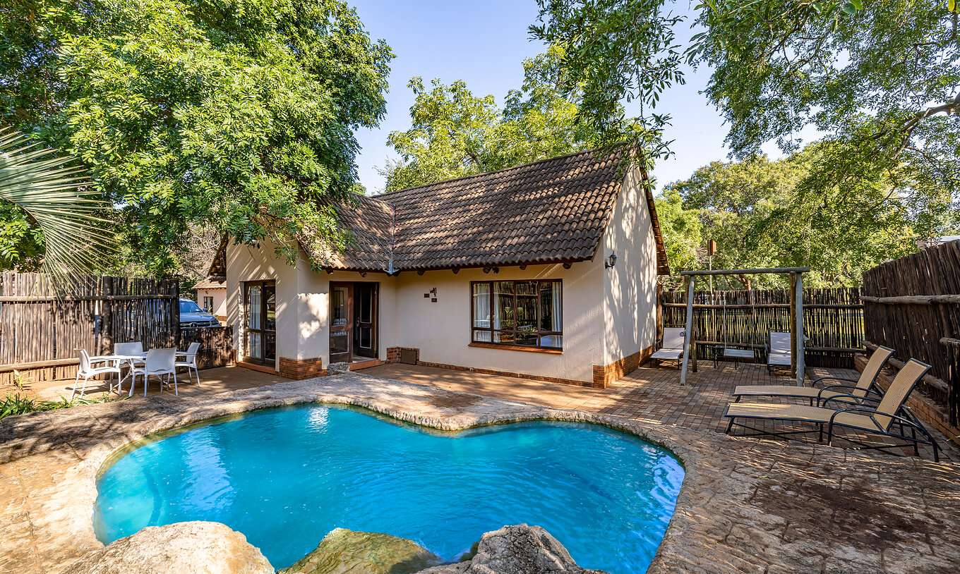 De Rhino Familiewoning Van Pestana Kruger Lodge Heeft Een Privézwembad Met Ligstoelen Bij De Kamer