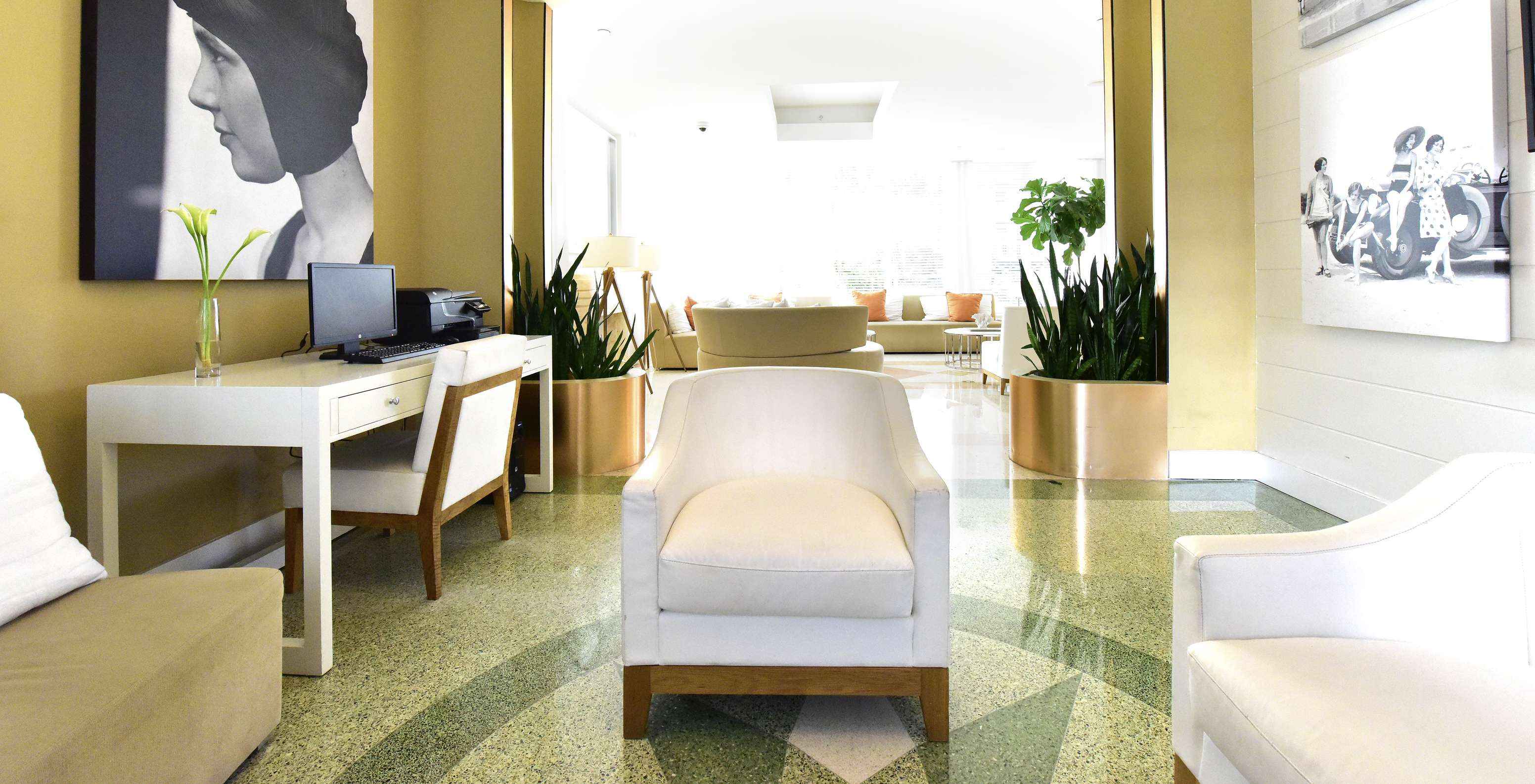 Werkplek in de hotel lobby met computer, kopieermachine, bureau en stoelen