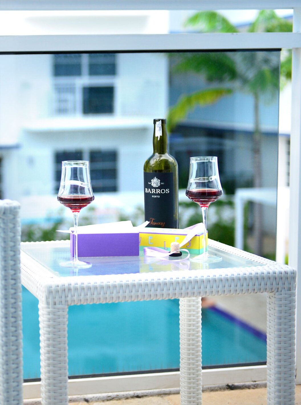 De Superior tweepersoonsbedden met balkon biedt uitzicht op zwembad en palmen bij Pestana Miami.