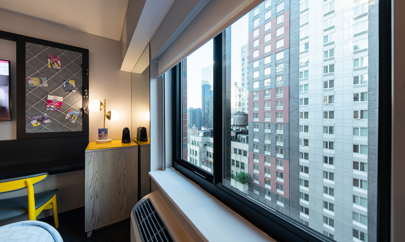 De Superior King High Floor van Pestana CR7 Times Square heeft een raam met uitzicht op de straat en airconditioning