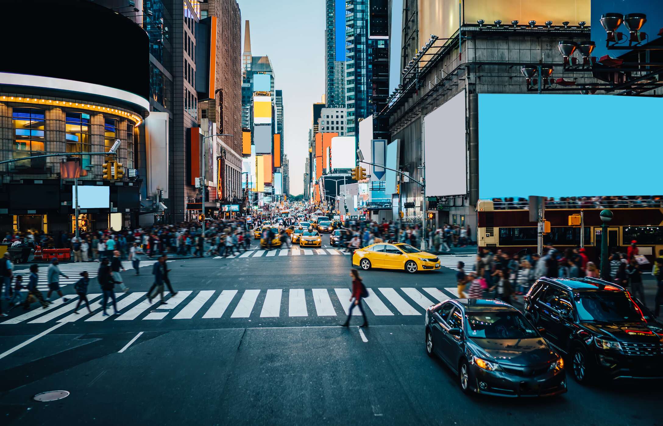 Het beroemde Times Square in New York, bruisend met auto's en mensen, gigantische schermen en hoge gebouwen.