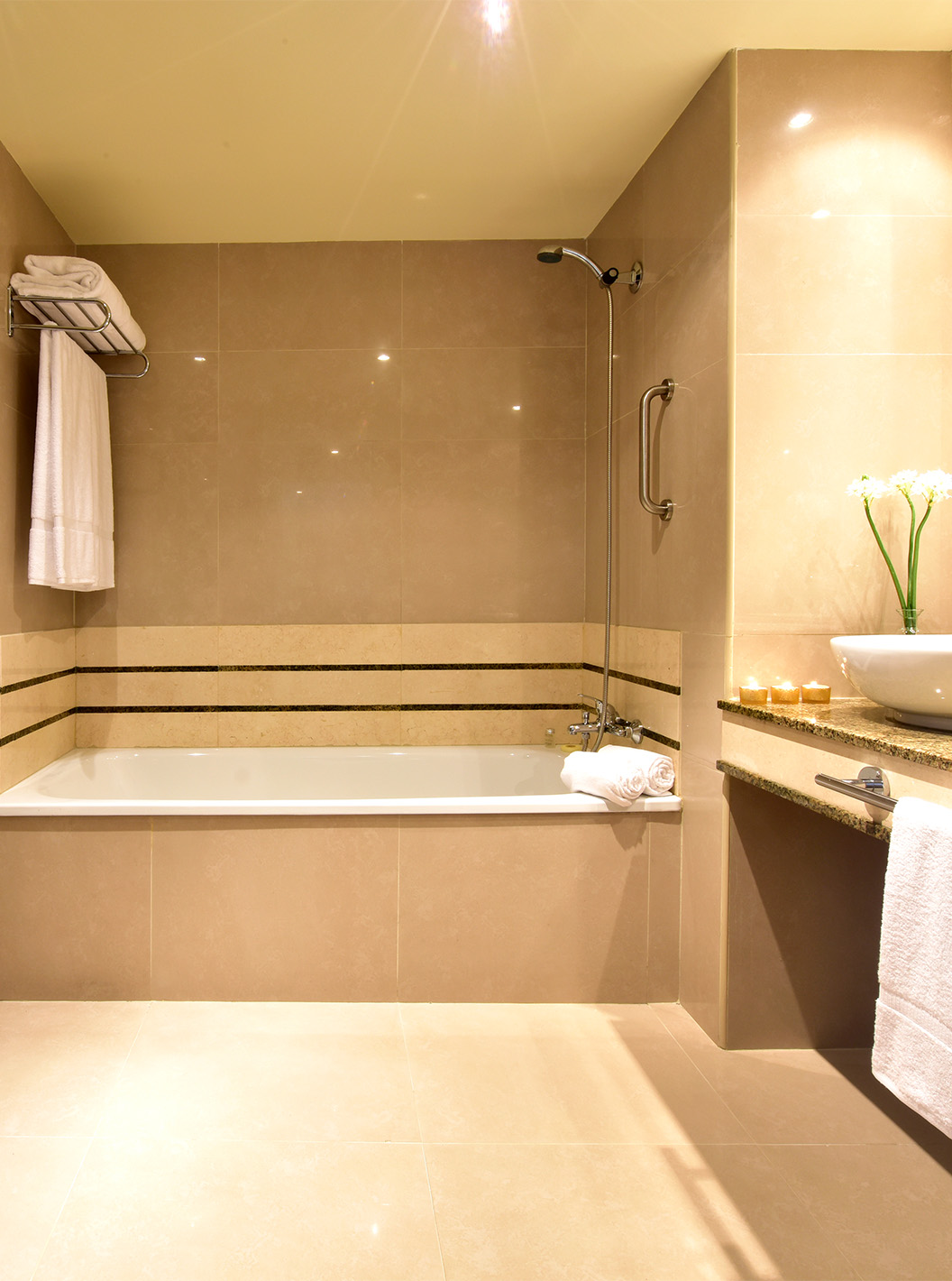 De Twin Superior van Pestana Caracas heeft een ruime badkamer met bad en douche, wastafel met spiegel en toilet