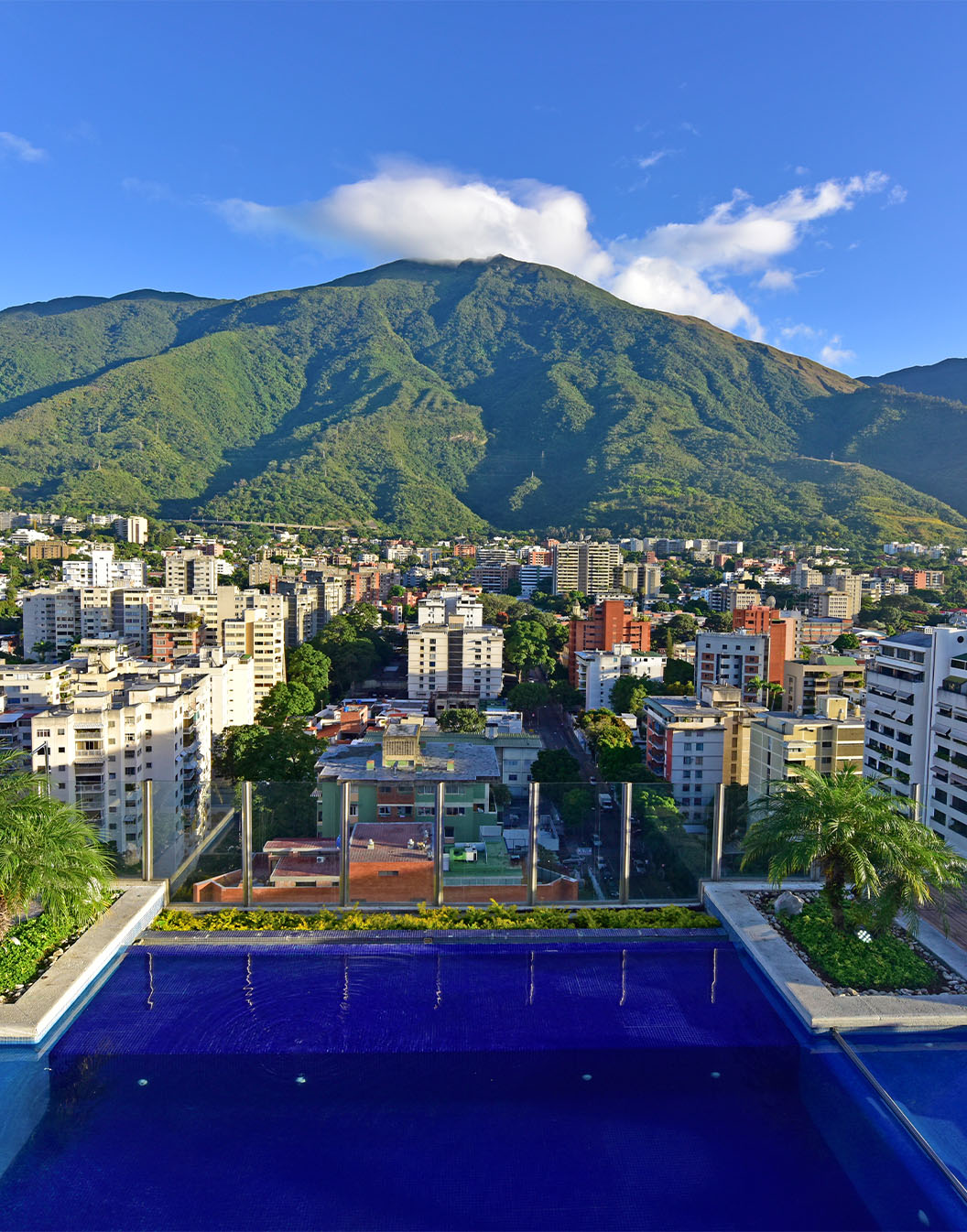 Panoramisch uitzicht Pestana Caracas, hotel met zwembad, omgeven door gebouwen
