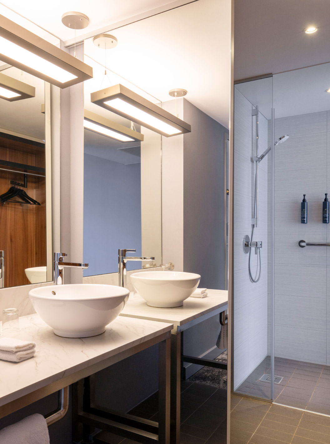 O Standard Twin do Pestana Brussels Schuman tem uma casa de banho com um lavatório, um espelho grande e um chuveiro