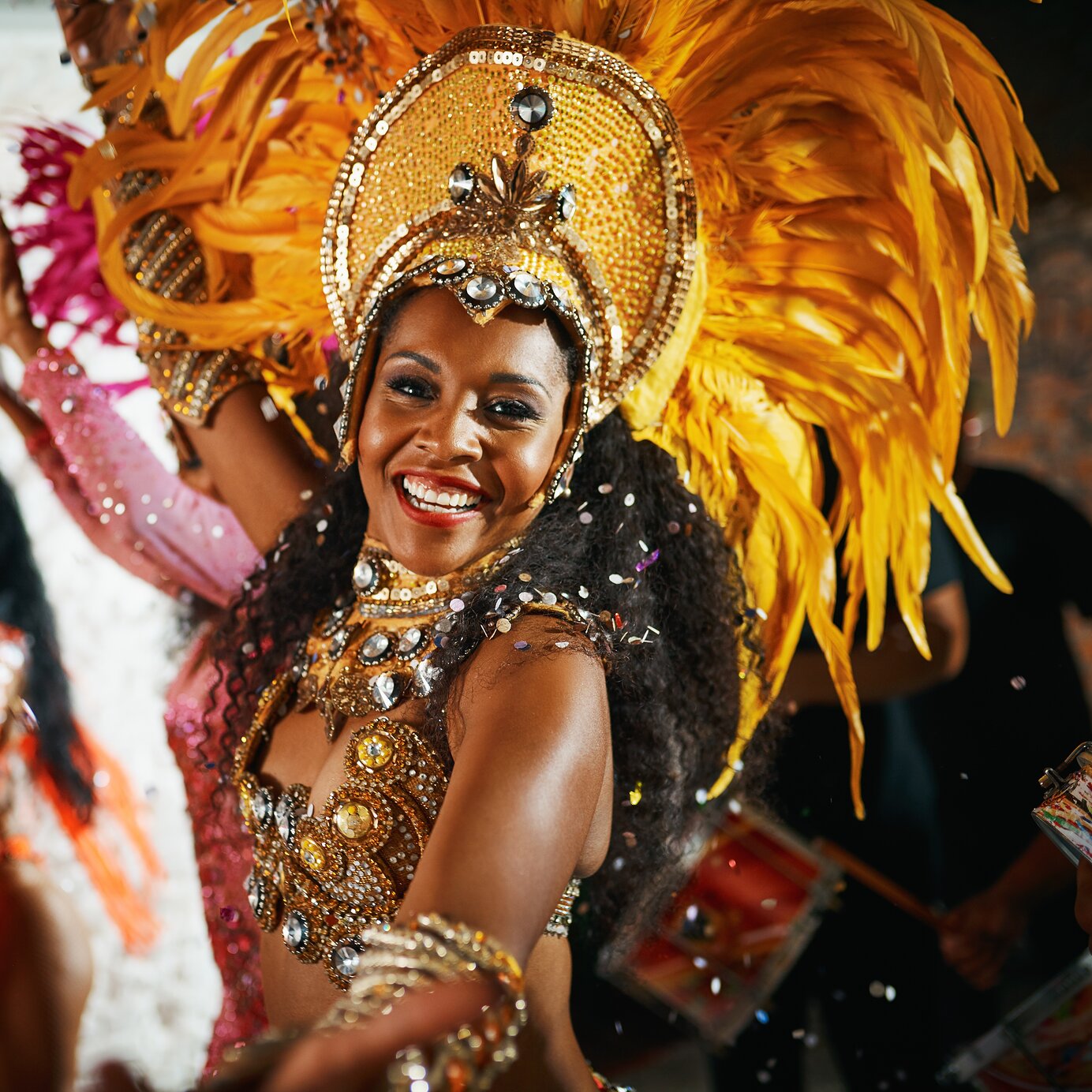 Fique num hotel Pestana e viva intensamente o Carnaval do Brasil, com roupas típicas, samba e muita alegria