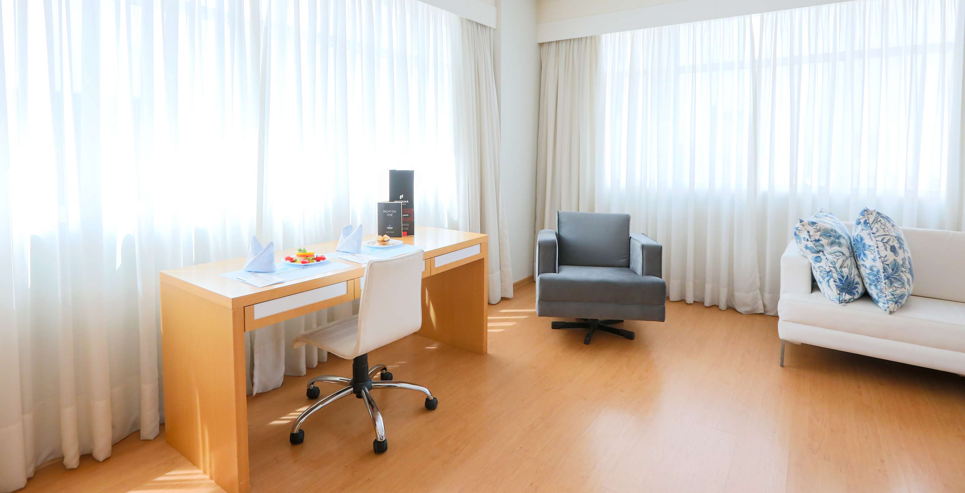 O Deluxe Corner do Pestana Curitiba tem uma secretária e um sofá