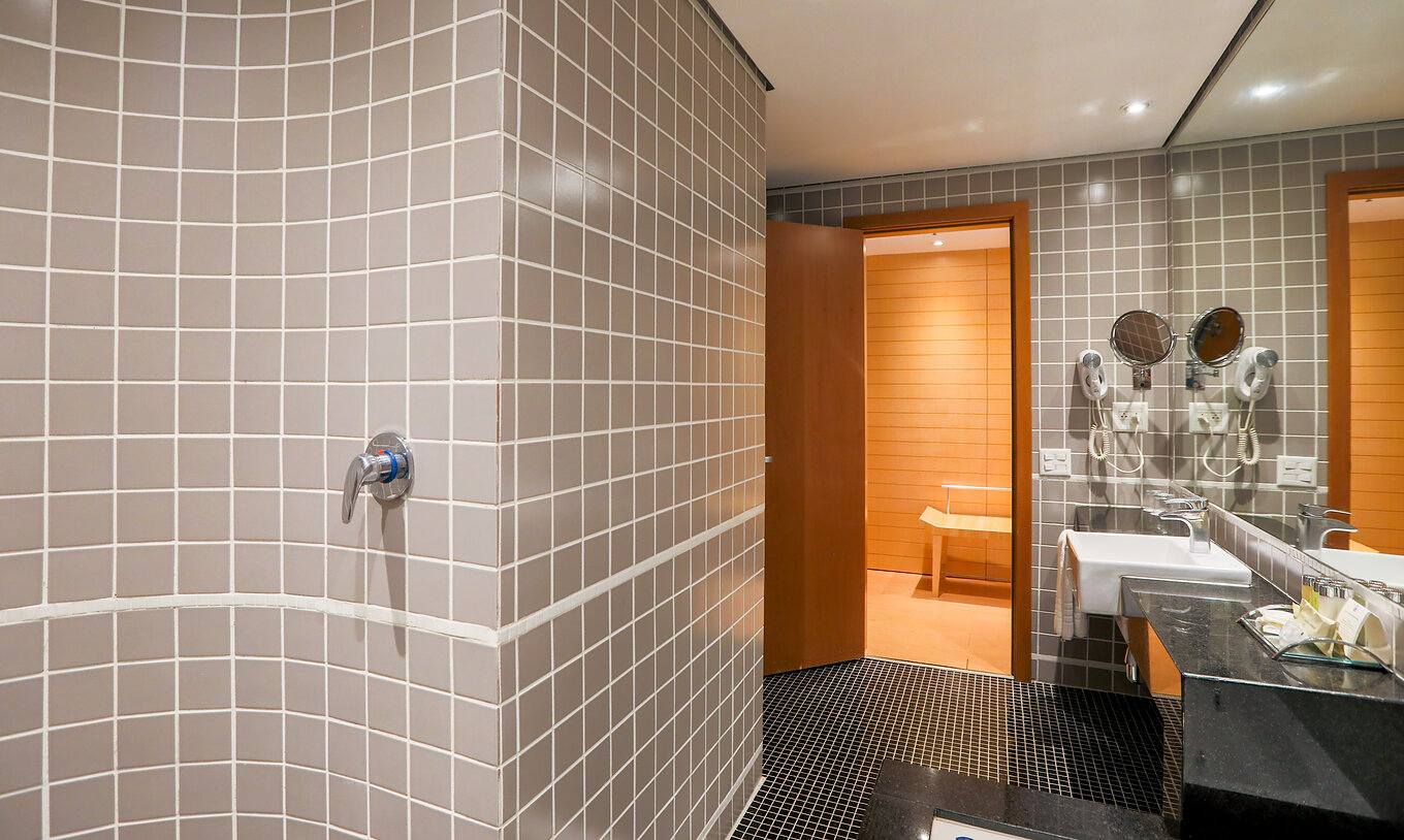 A Suite Master do Pestana Curitiba tem uma banheira de hidromassagem perfeita para relaxar com um banho de imersão