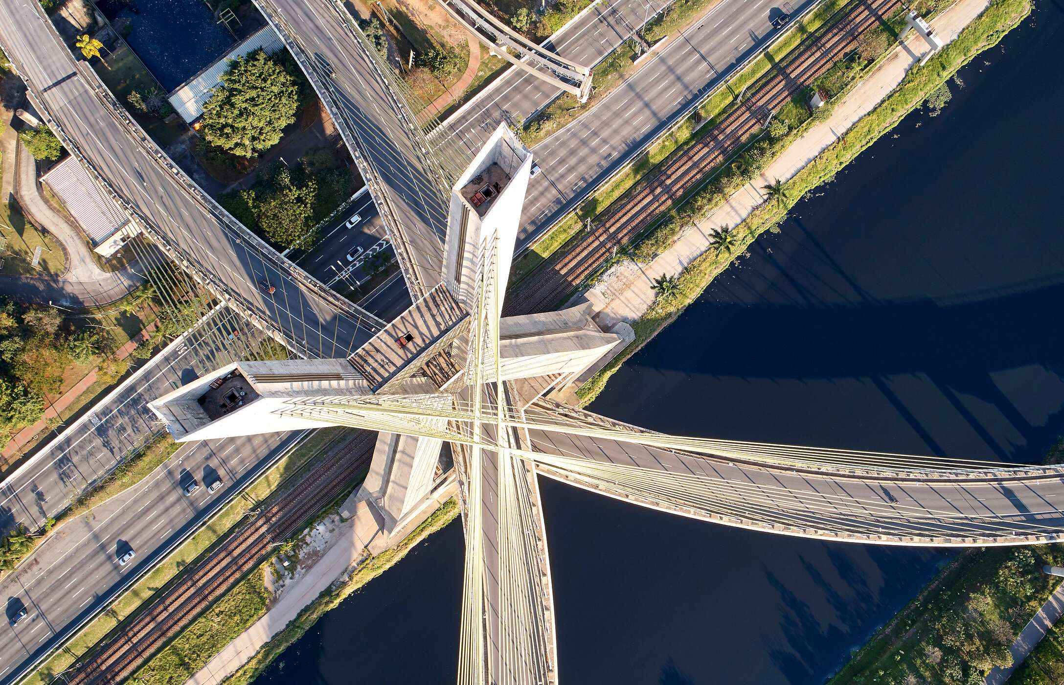 Vista de cima da ponte Octavio Frias de Oliveira, desenhada pelo arquiteto que deu o nome à ponte