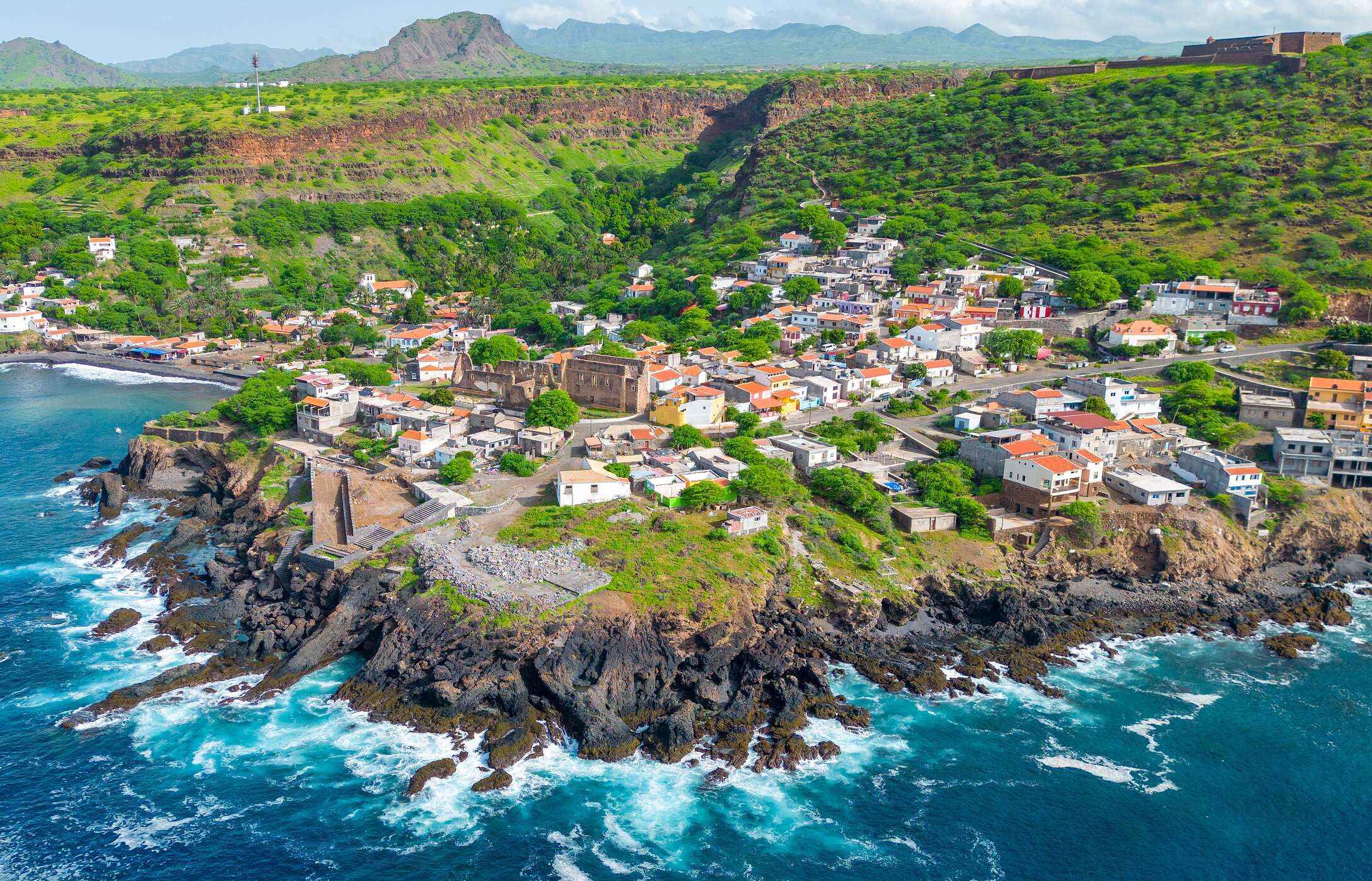 A Cidade Velha em Cabo Verde, Patrimônio Mundial da UNESCO, é um tesouro histórico com ruas de pedra e fortalezas antigas