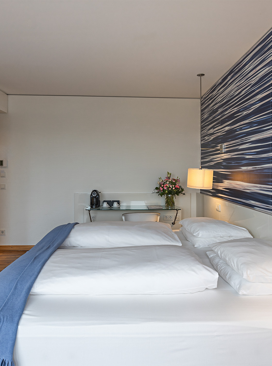 O Quarto Premium com Varanda do Pestana Berlin Tiergarten conta com uma cama de casal, televisão e secretária