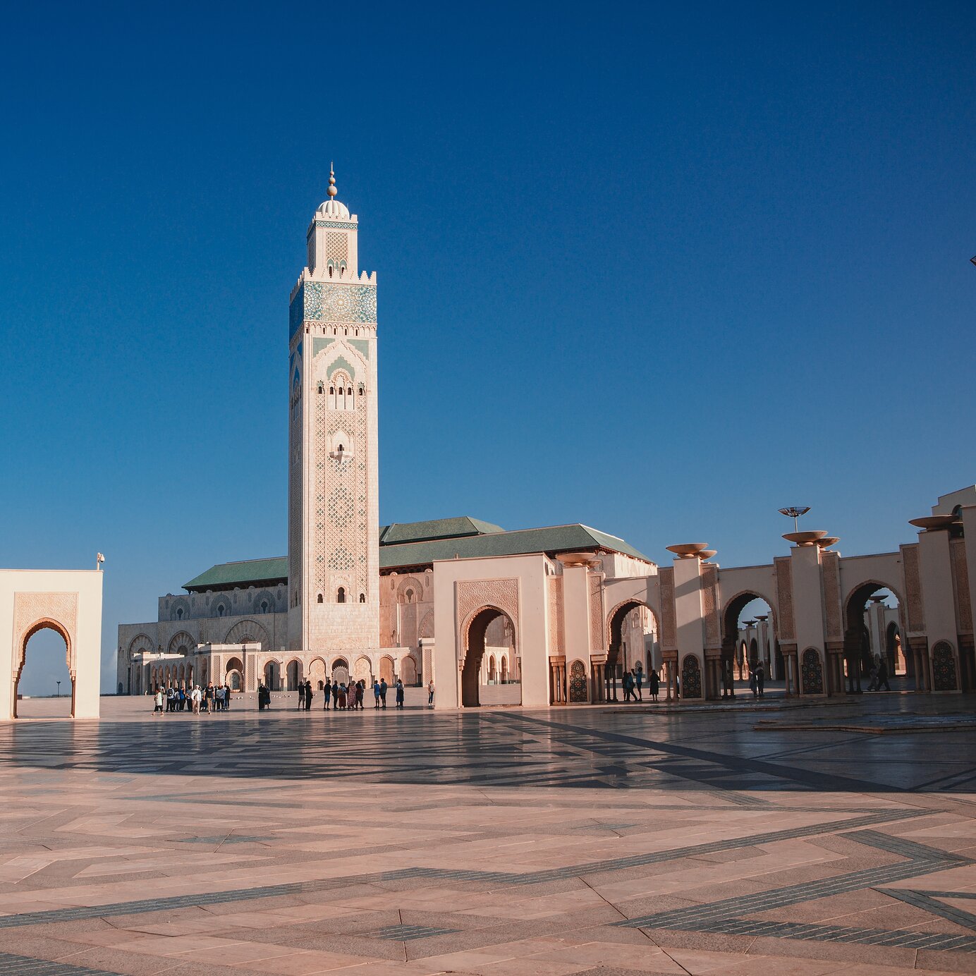 Fique num hotel Pestana e explore a Mesquita Hassan II em Casablanca, Marrocos, com uma grande praça em frente