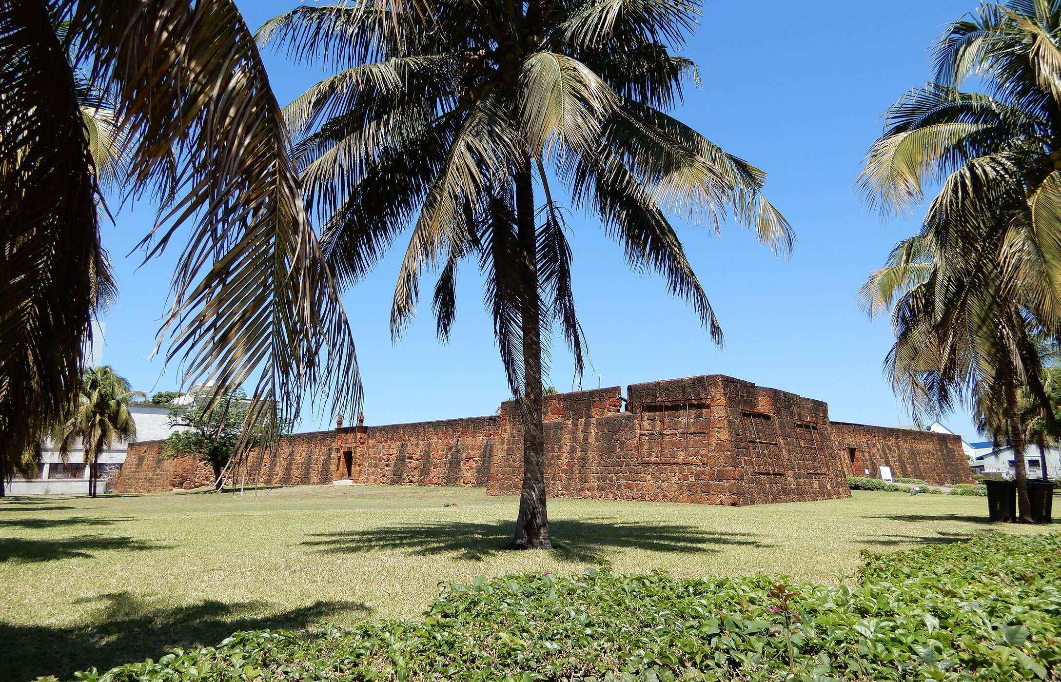A Fortaleza de Maputo, um dos principais monumentos históricos da capital de Moçambique com vegetação em seu redor