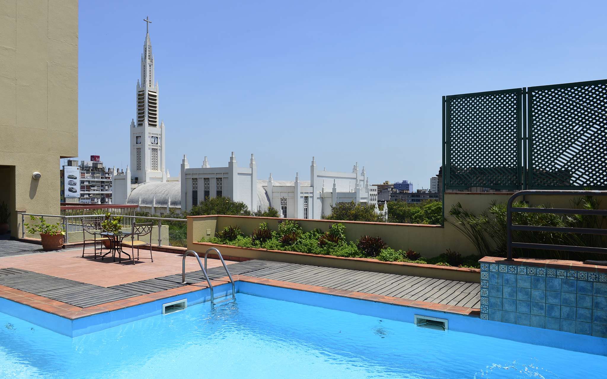 Rooftop com piscina com vista para a Catedral de Maputo do Pestana Rovuma, um hotel 4 estrelas em Maputo