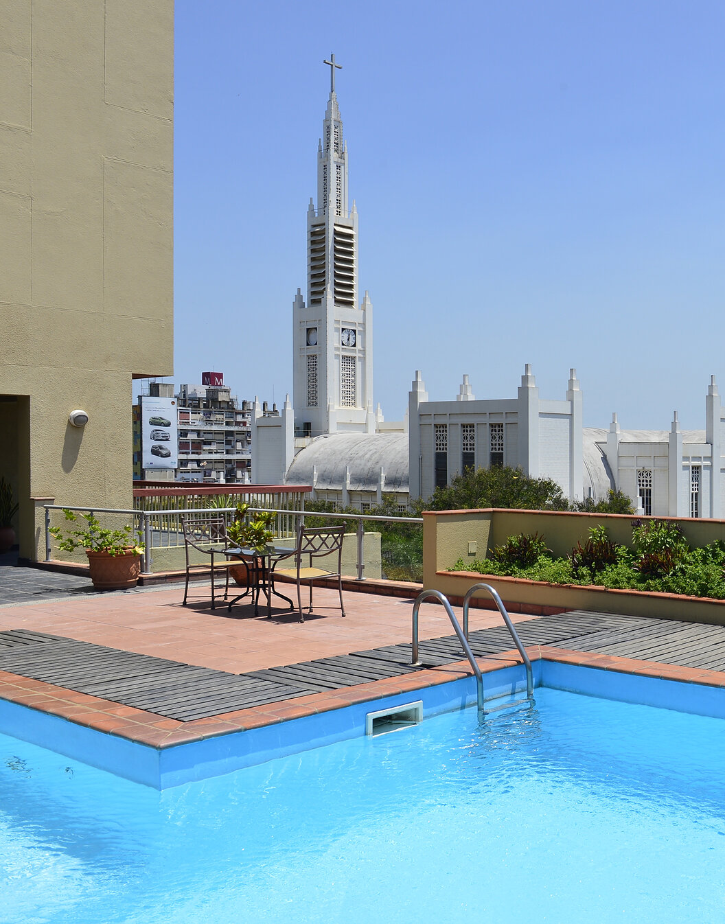 Rooftop com piscina com vista para a Catedral de Maputo do Pestana Rovuma, um hotel 4 estrelas em Maputo