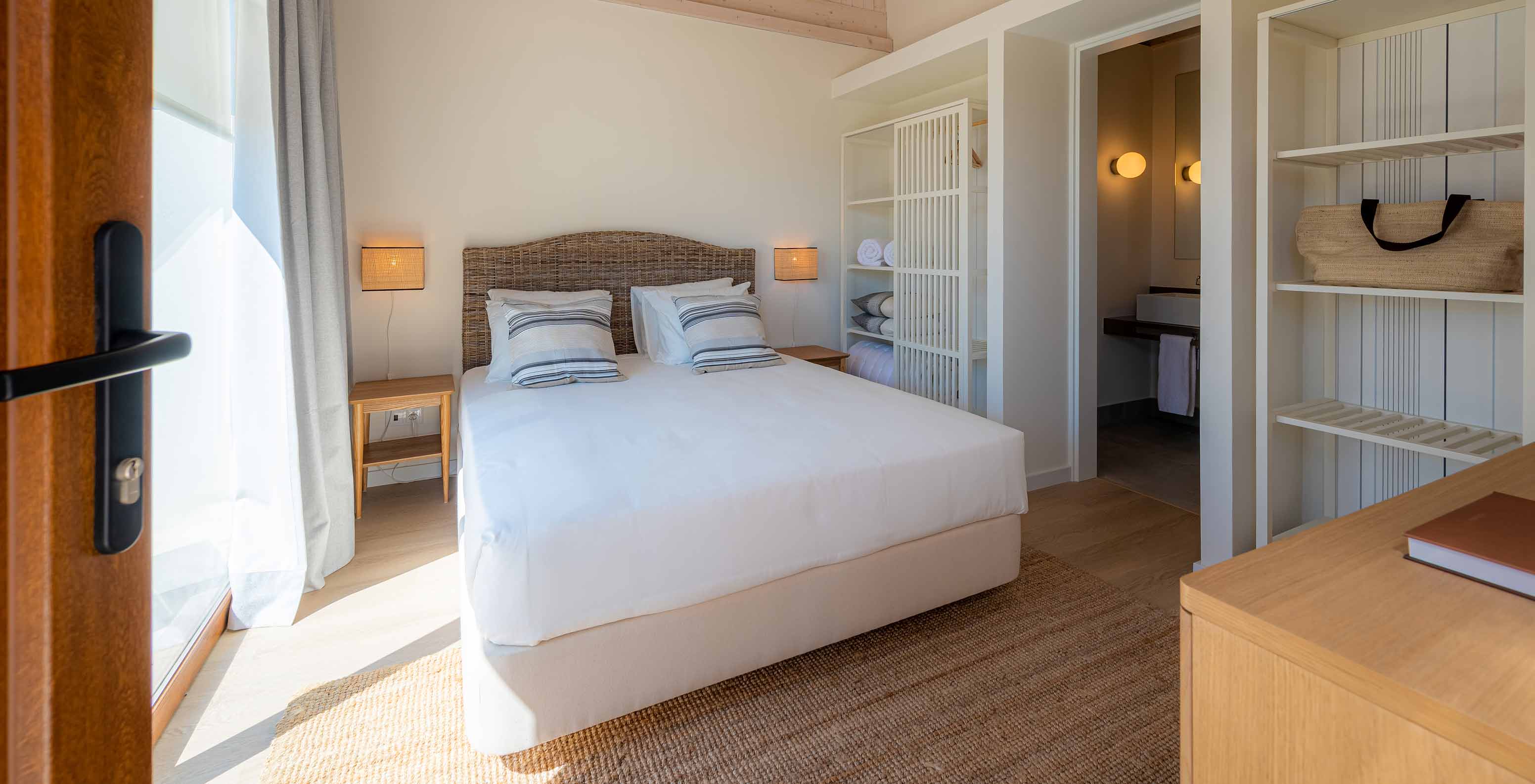 A Standard Green Villa do Pestana Comporta Village Residences tem um quarto com uma cama de casal e uma decoração simples