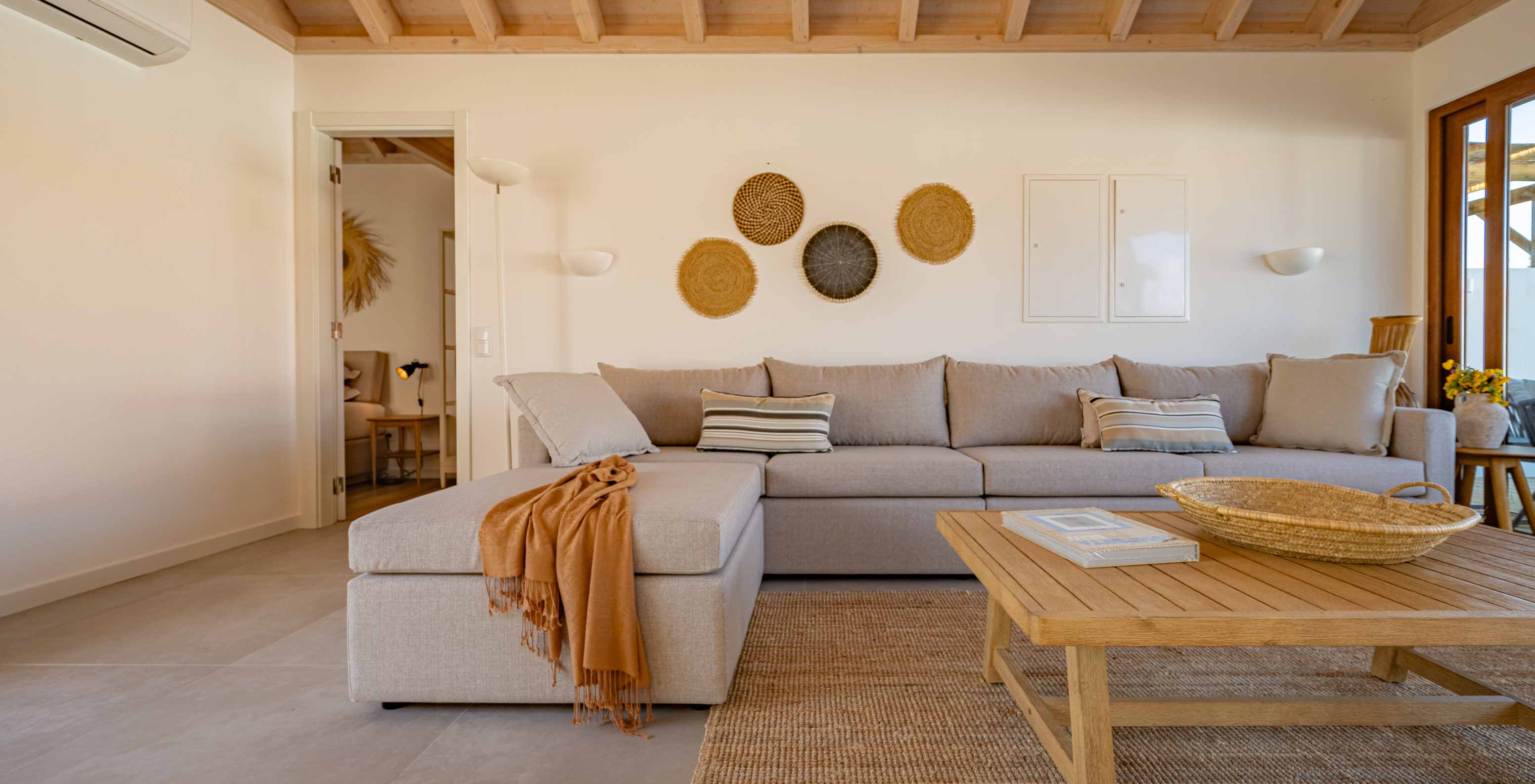 A Superior Green Villa do Pestana Comporta Village Residences tem uma sala de estar com um sofá cinzento e uma mesa