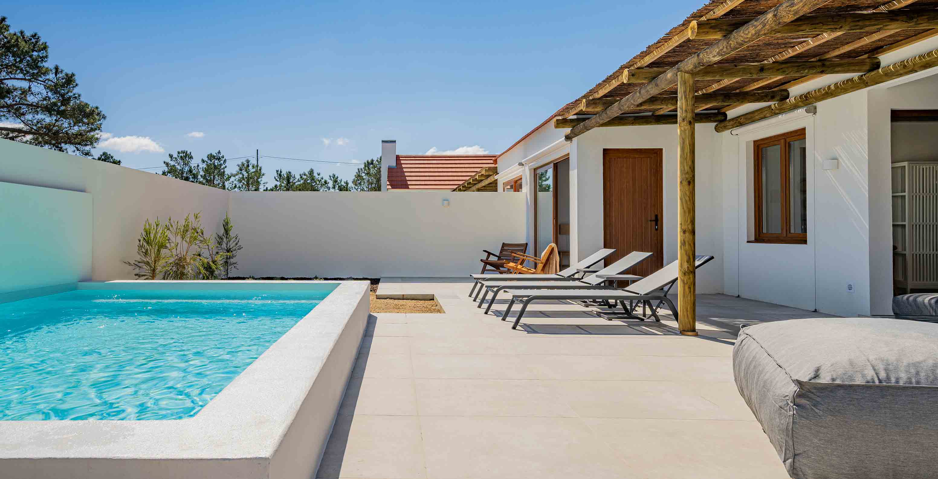 A Premium Villa do Pestana Comporta Village Residences tem uma piscina, espreguiçadeiras e uma pérgola ao ar livre
