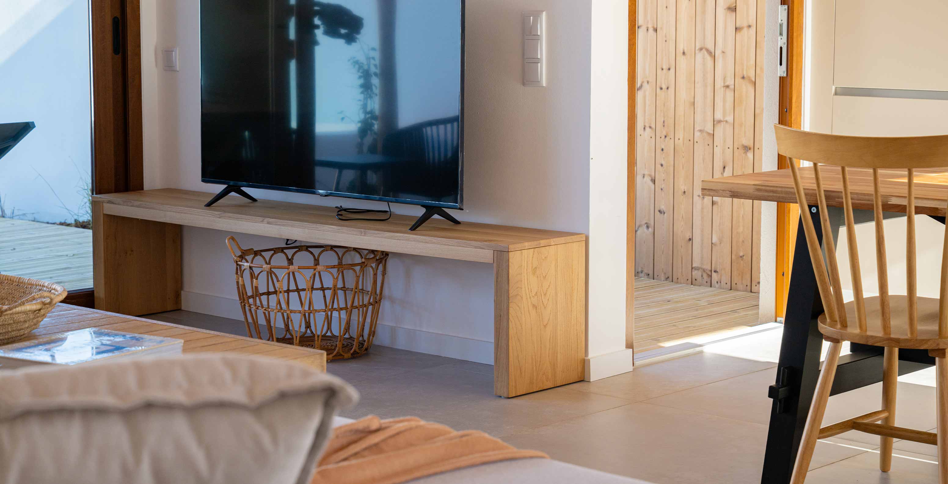 A Superior Green Villa do Pestana Comporta Village Residences tem uma sala moderna com uma TV e móveis de madeira