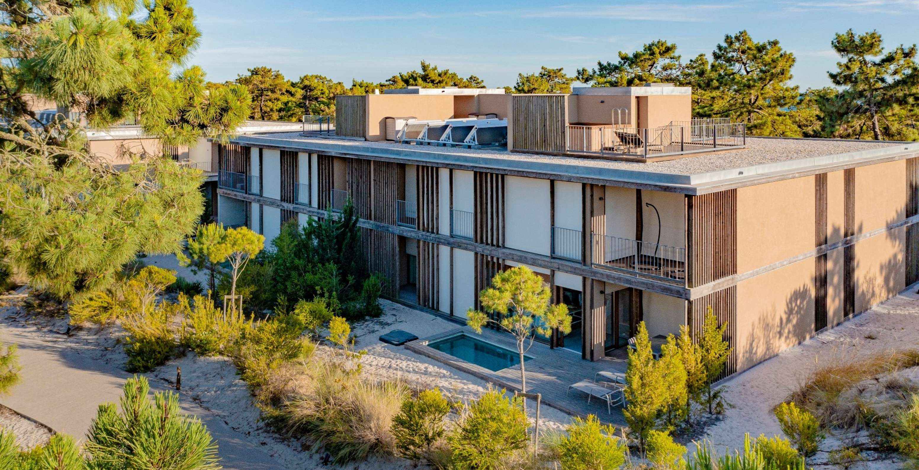 O Apartamento Eco Village Rés do Chão do Pestana Tróia Eco Resort natureza à volta e uma piscina privada