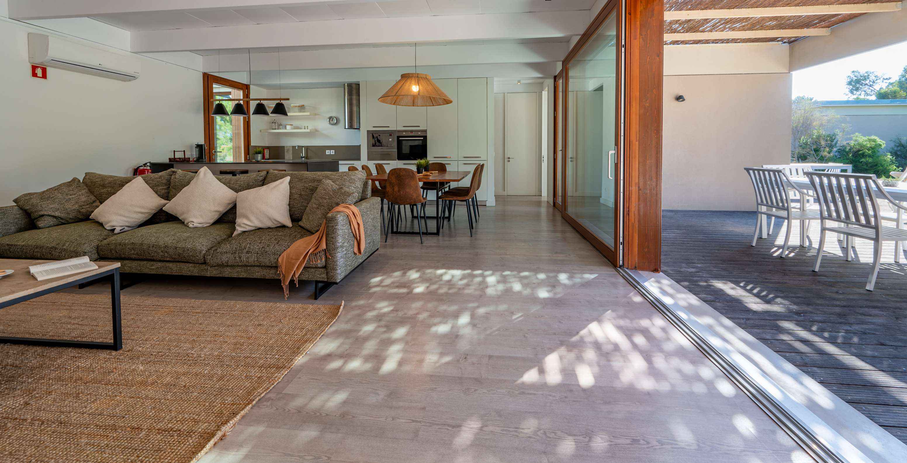 A Beach Villa com Piscina Privada do Pestana Tróia Eco Resort tem uma sala de estar ligada à cozinha e acesso ao terraço