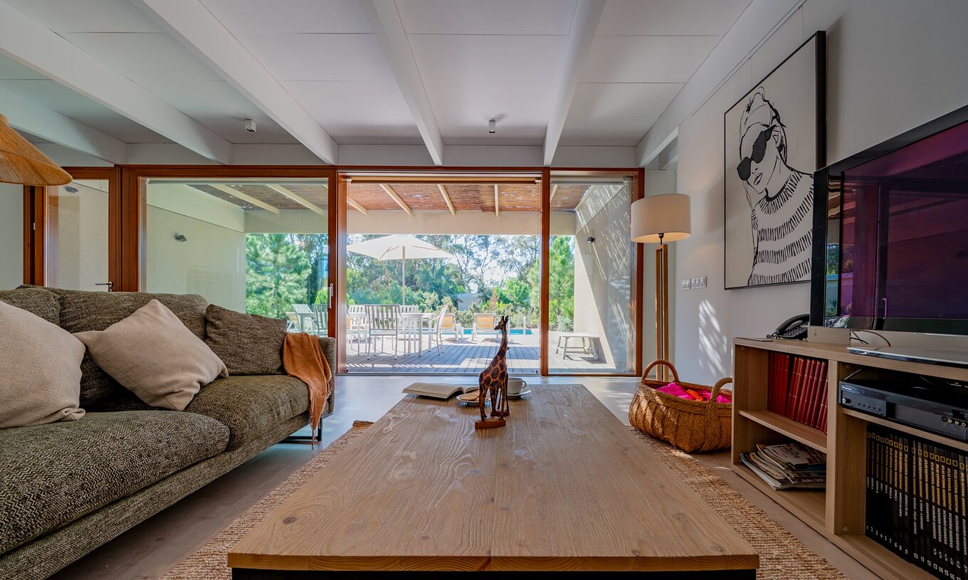 As Villas de 4 Quartos do Pestana Tróia Eco Resort têm uma sala com sofá, acesso ao terraço e televisão