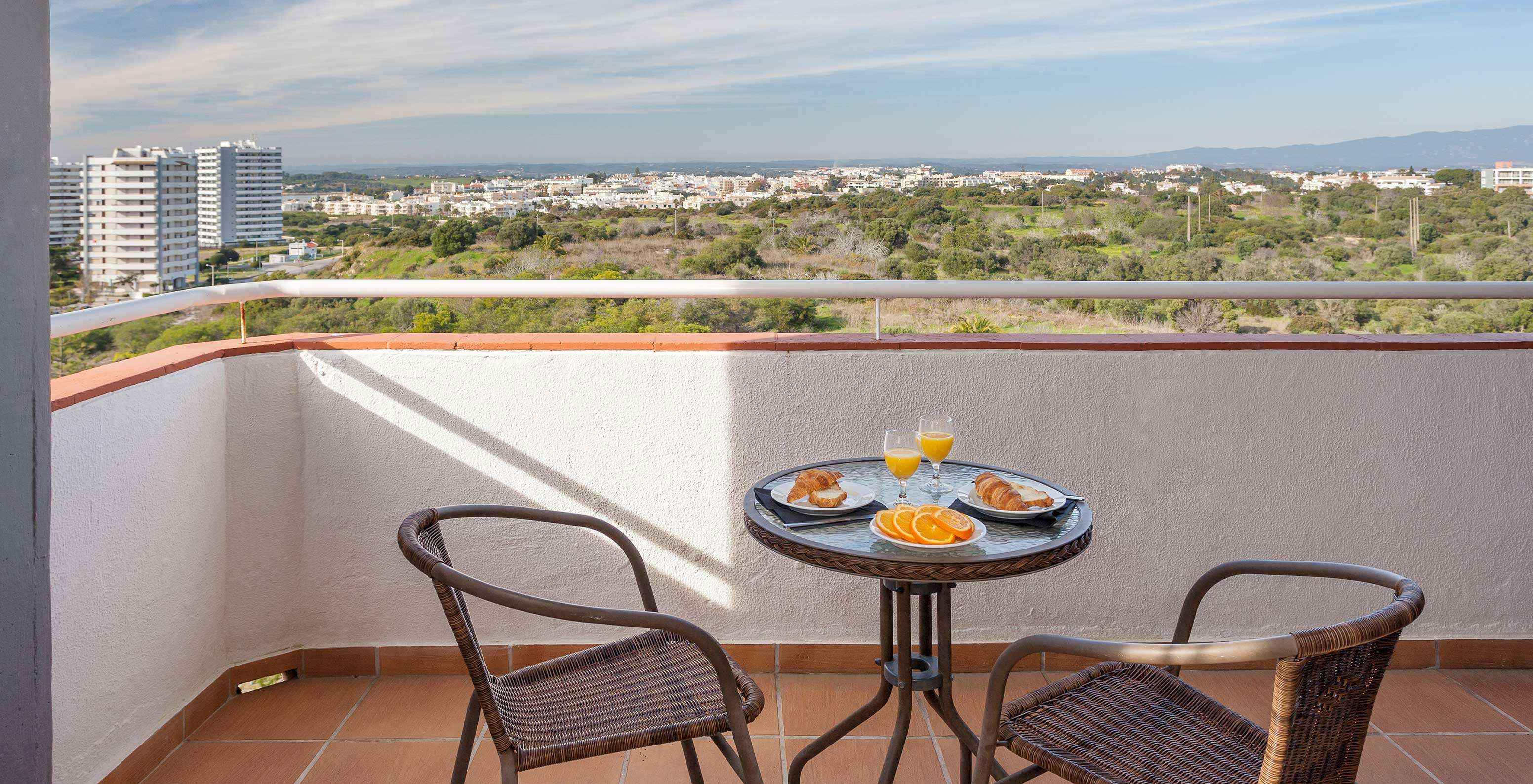 No Estúdio Vista Jardim do Pestana Alvor Atlântico pode desfrutar de um pequeno-almoço com vista, na varanda nos apartamentos
