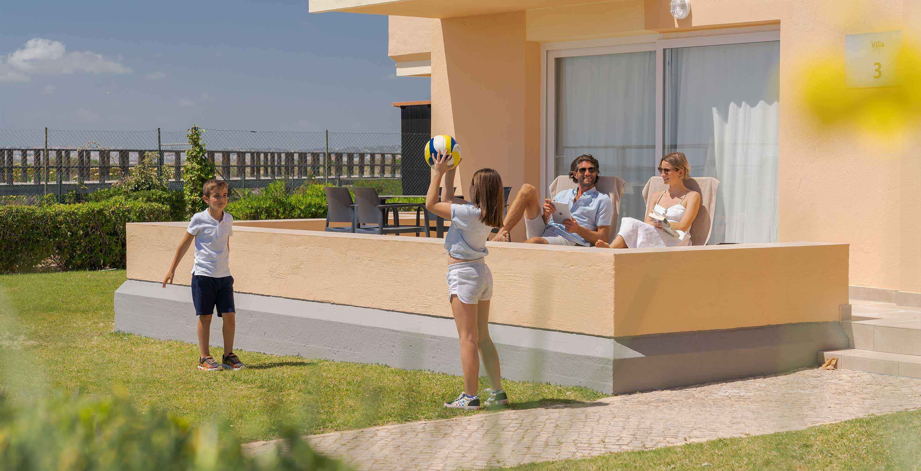 Família relaxa na sua villa e admira a paisagem do mar e passadiço para a praia do Alvor