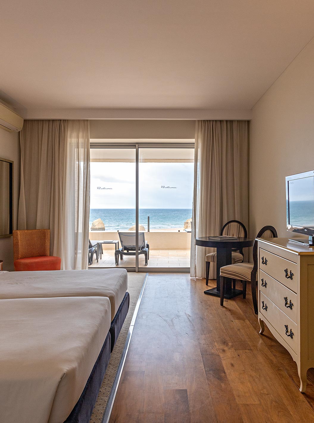 A Cliff Suite T1 do Pestana Alvor Praia tem um quarto de casal, com uma cómoda, uma televisão e uma varanda com vista 