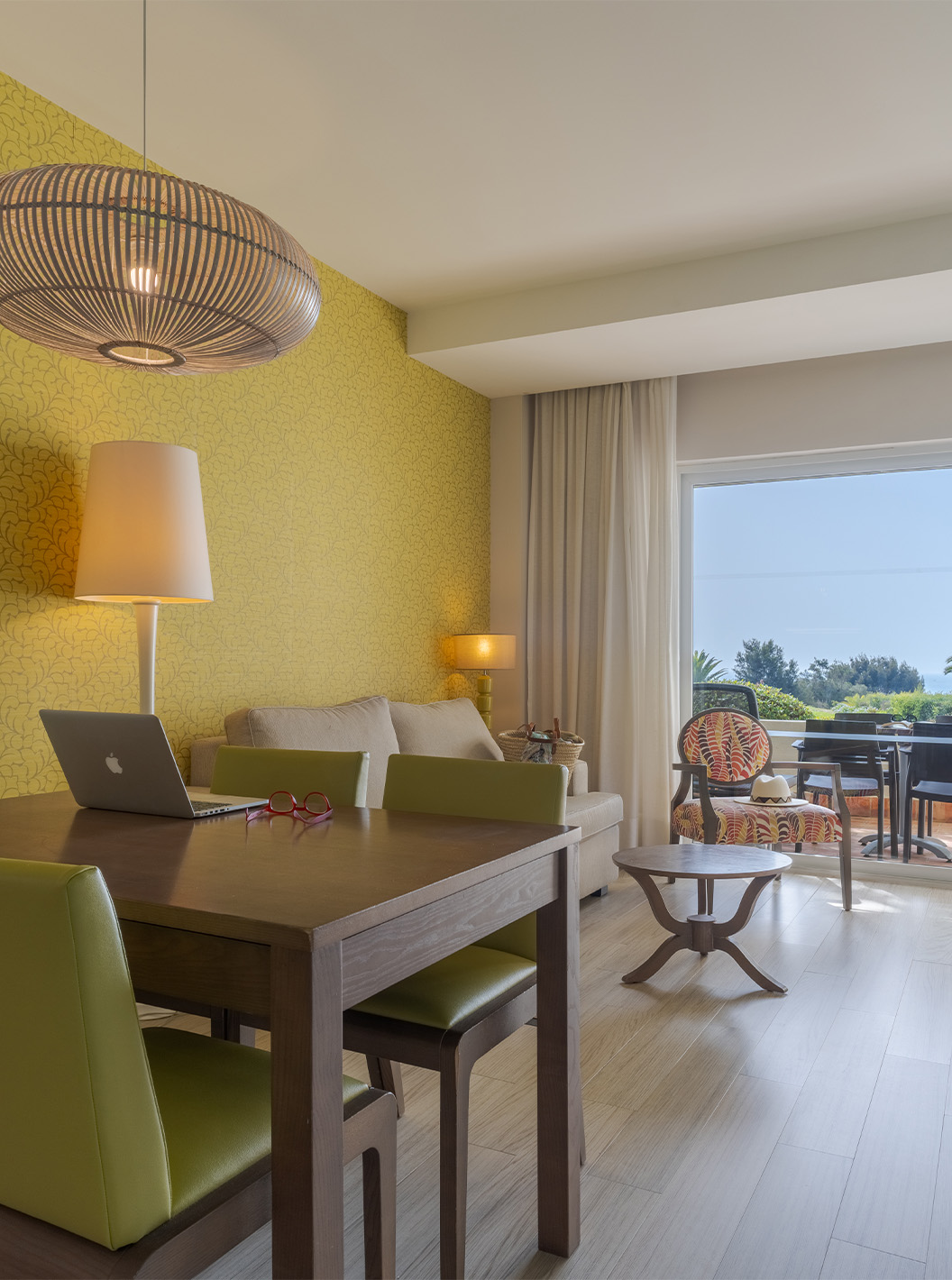A Suite T2 Duplex Vista Mar do Pestana Alvor Praia tem sala com mesa de jantar e cadeiras, sofá, mesa de centro e varanda 