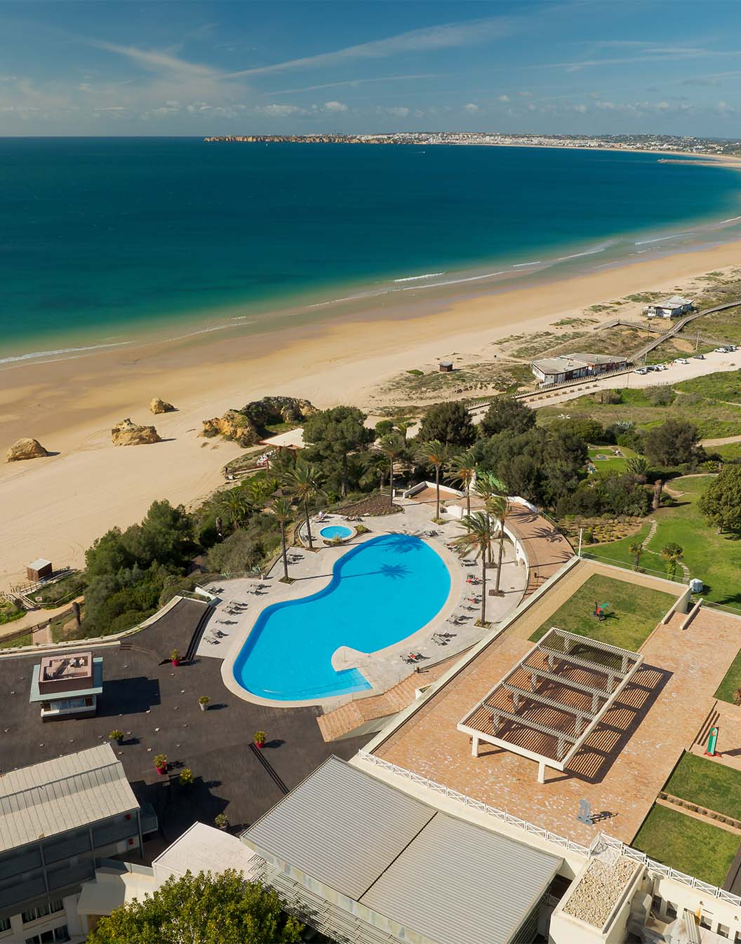Vista de cima para a piscina do Pestana Alvor Praia, com acesso direto à longa extensão de areia, da Praia dos Três Irmãos