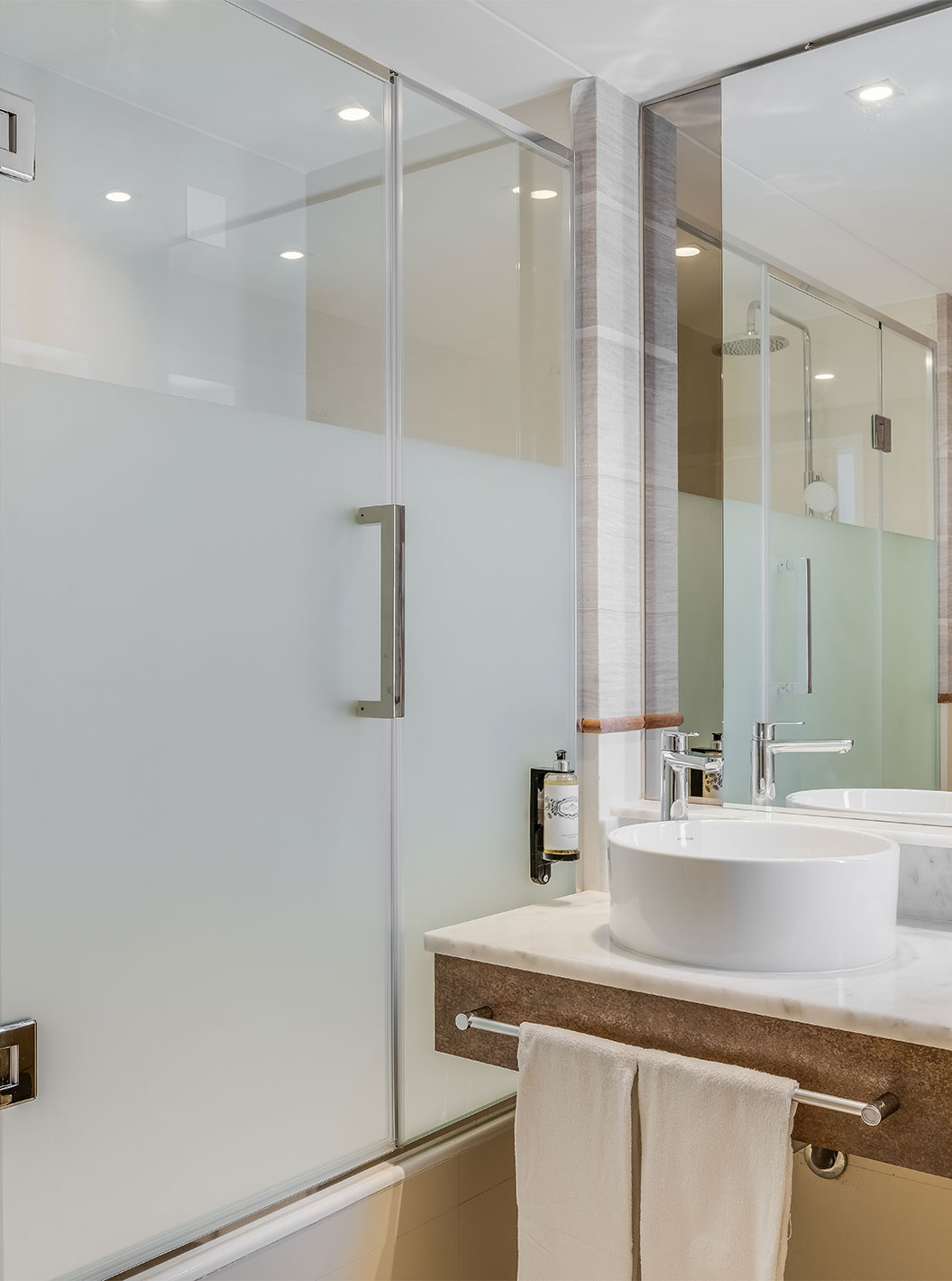 O Quarto Familiar Superior Vista Mar do Pestana Blue Alvor Beach tem uma casa de banho com lavatório, espelho e um duche