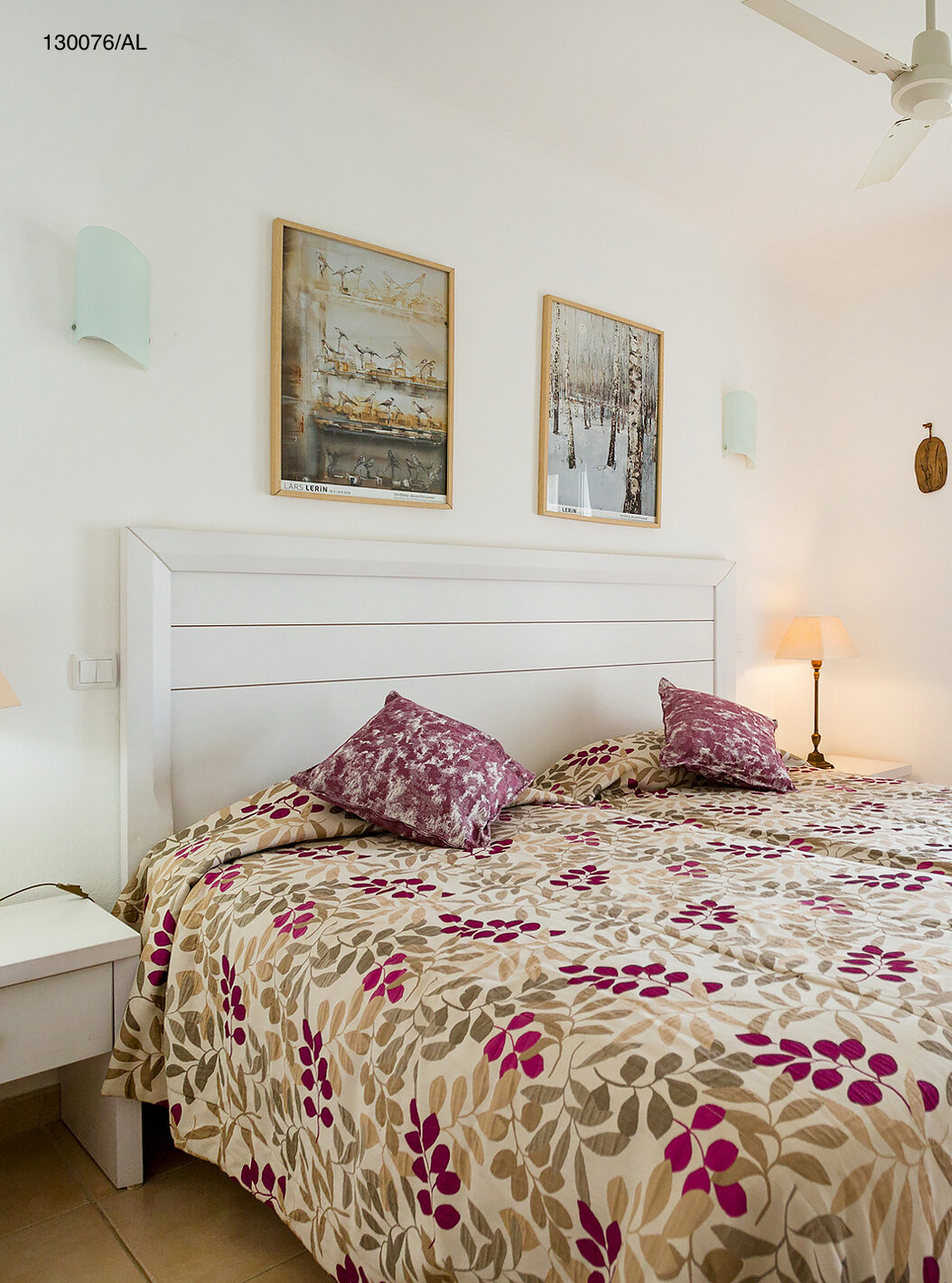 O Apartamento T2 Standart do Pestana Carvoeiro Golfe tem uma cama de casal com duas mesas de cabeceira