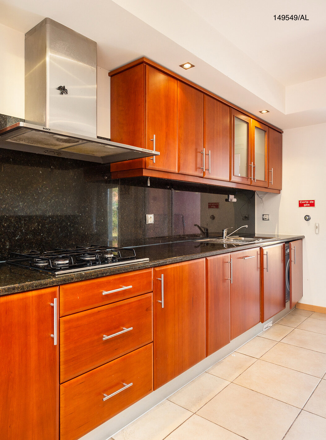 O Apartamento T2 Superior do Pestana Carvoeiro Golfe tem uma cozinha equipada com armários de madeira e eletrodomésticos