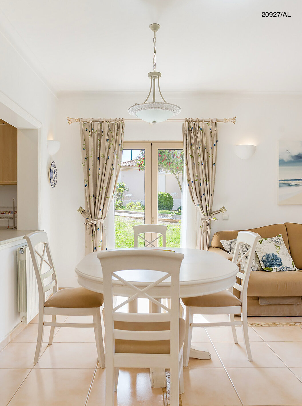 O Apartamento T2 Superior do Pestana Carvoeiro Golfe tem uma sala de jantar com uma mesa redonda com cadeiras e sofá