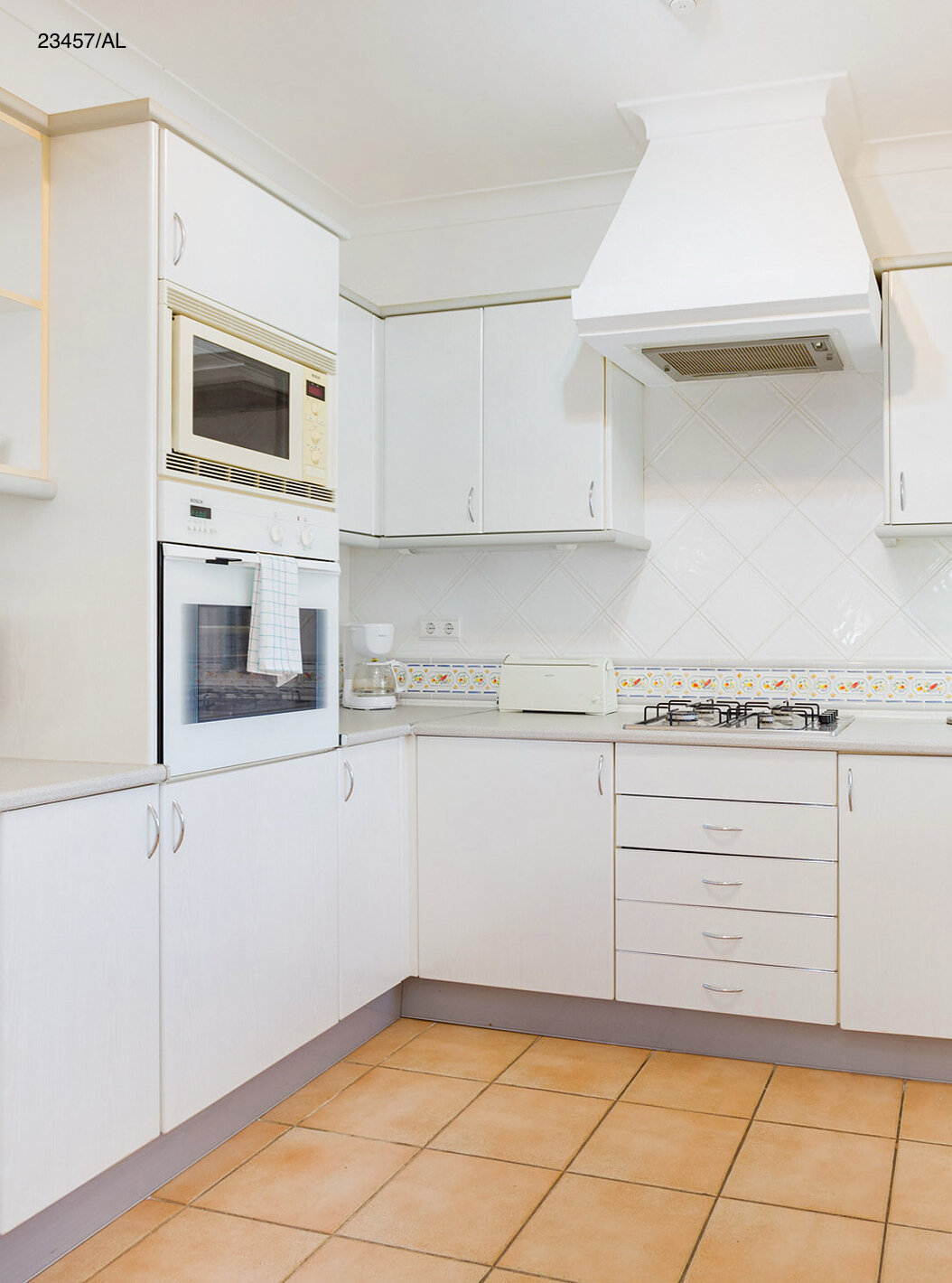 O Apartamento T3 Standart do Pestana Carvoeiro Golfe tem uma cozinha com armários e bancada branca