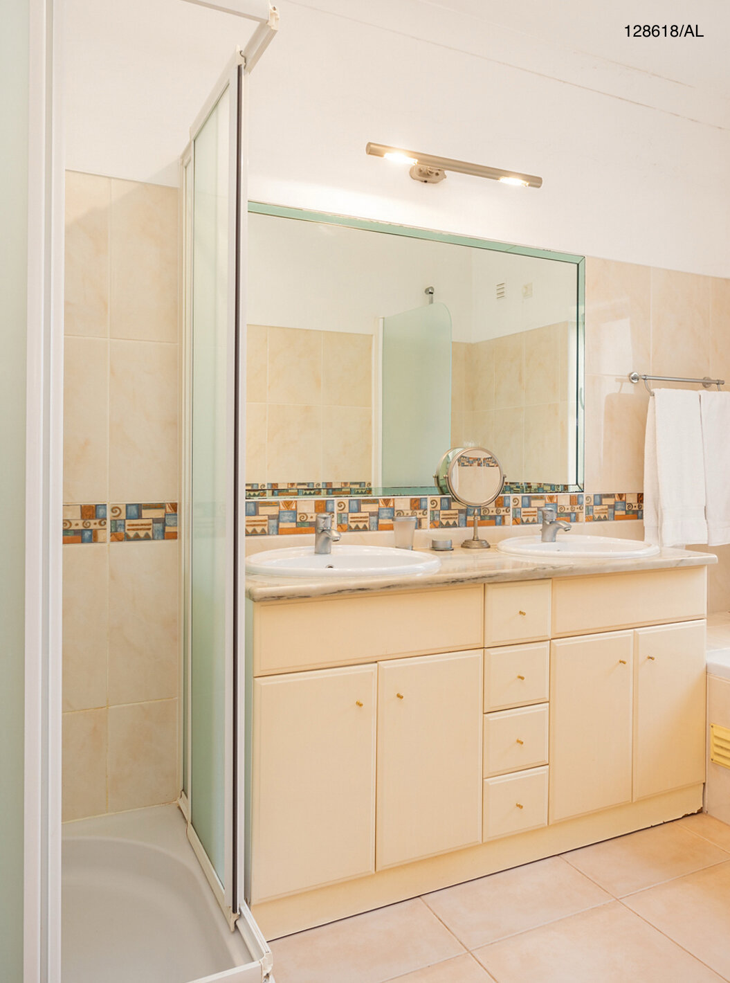 A Moradia V3 Superior do Pestana Carvoeiro Golfe tem uma casa de banho com banheira, duche e lavatório com espelho