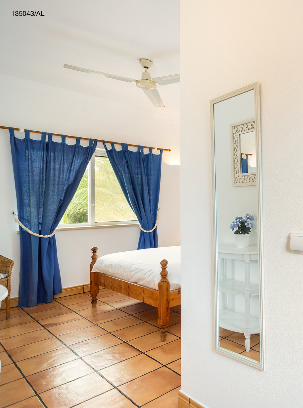 A Moradia V4 Standart do Pestana Carvoeiro Golfe tem um quarto com casa de banho e um espelho