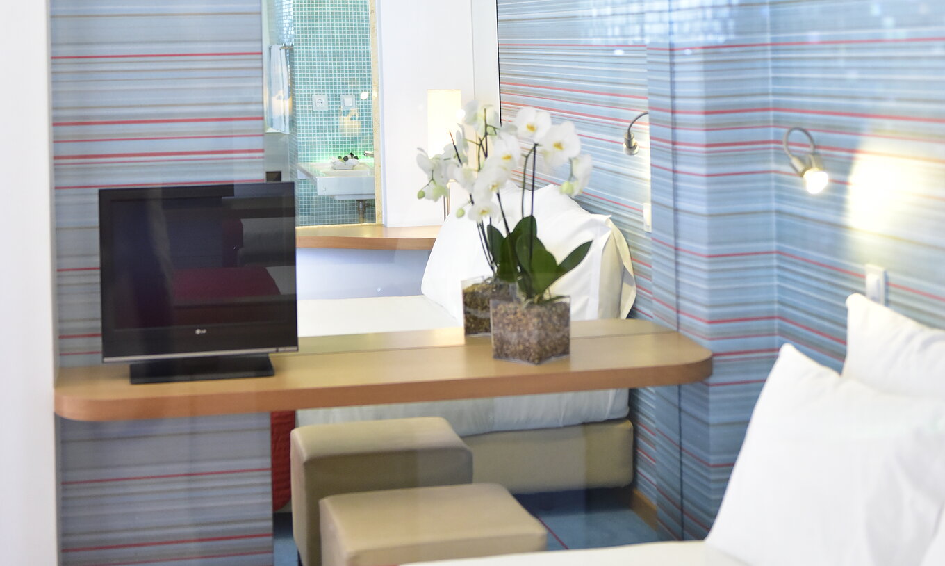 O Deluxe Vista Terra do Pestana Dom João II conta com uma cama de casal, um espelho e uma televisão 