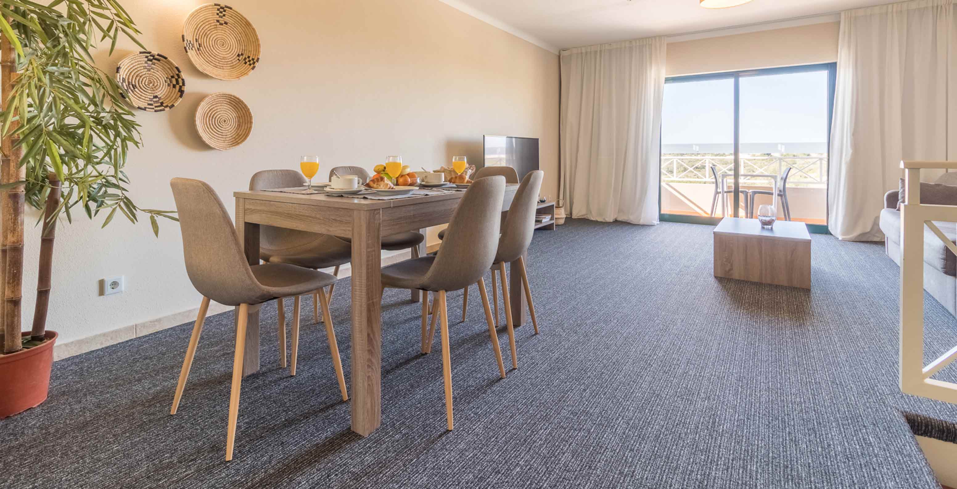 O Apartamento T1 do Pestana Gramacho Residences tem uma sala de jantar com varanda e luz natural abundante