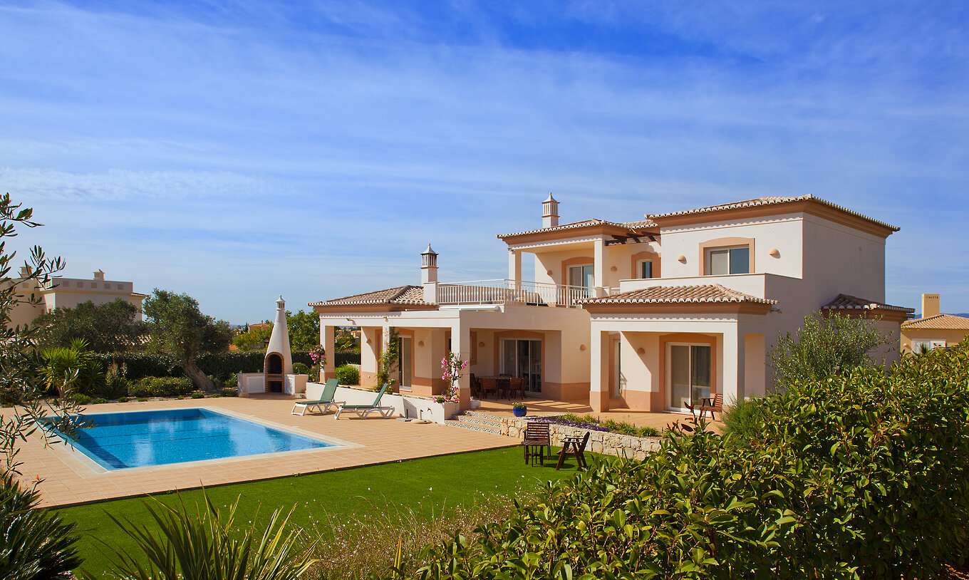 A Villa V3 do Pestana Gramacho Residences tem um jardim privativo com churrasco, piscina, espreguiçadeiras e cadeiras