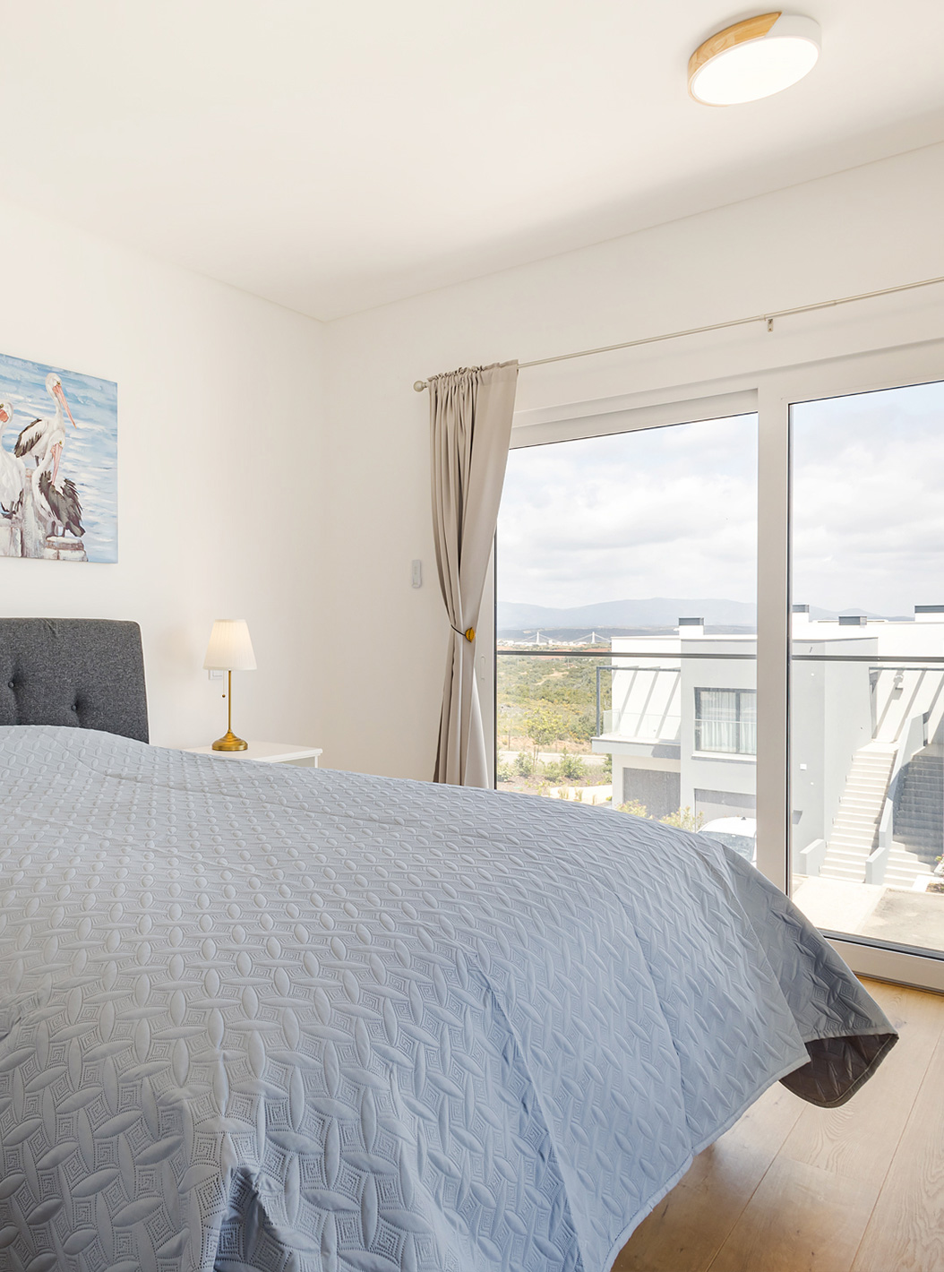 A First Floor 3 Bedroom Apartment - 6 Adults do Pestana Valley Nature Village tem uma cama e cortinados com tons cinzentos