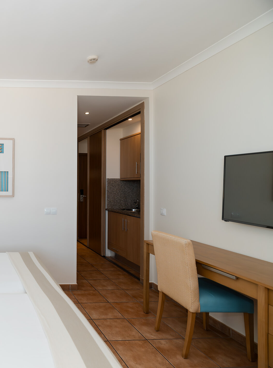 O Deluxe Vista Mar Lateral do Pestana Viking tem duas camas, uma televisão e uma pequena cozinha