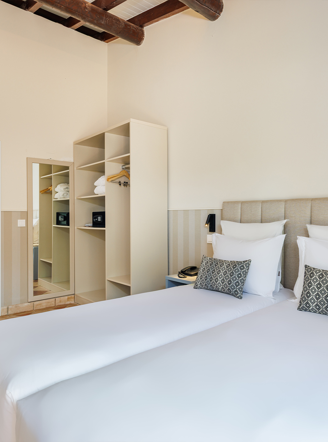 O Clássico Vista Jardim do Pestana Vila Sol - Vilamoura tem duas camas individuais, um espelho e uma casa de banho