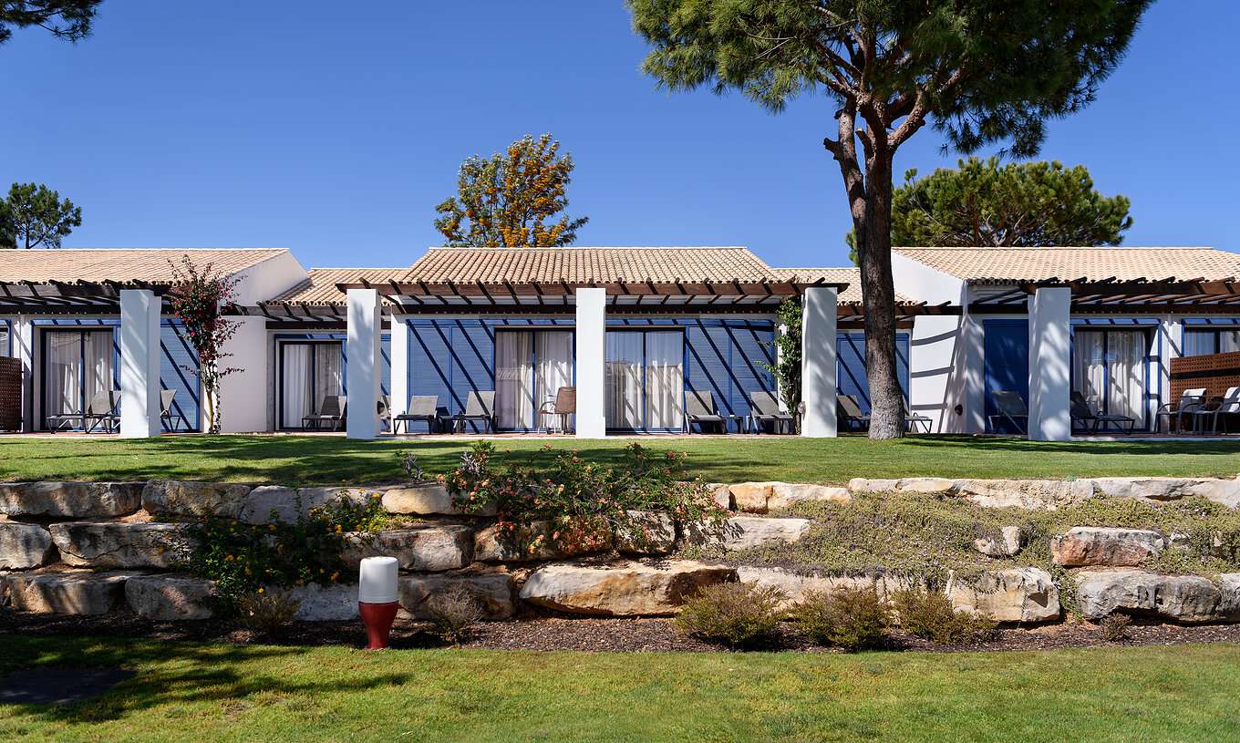 A Suite Vista Jardim do Pestana Vila Sol - Vilamoura tem uma varanda com espreguiçadeiras e acesso direto ao jardim do hotel