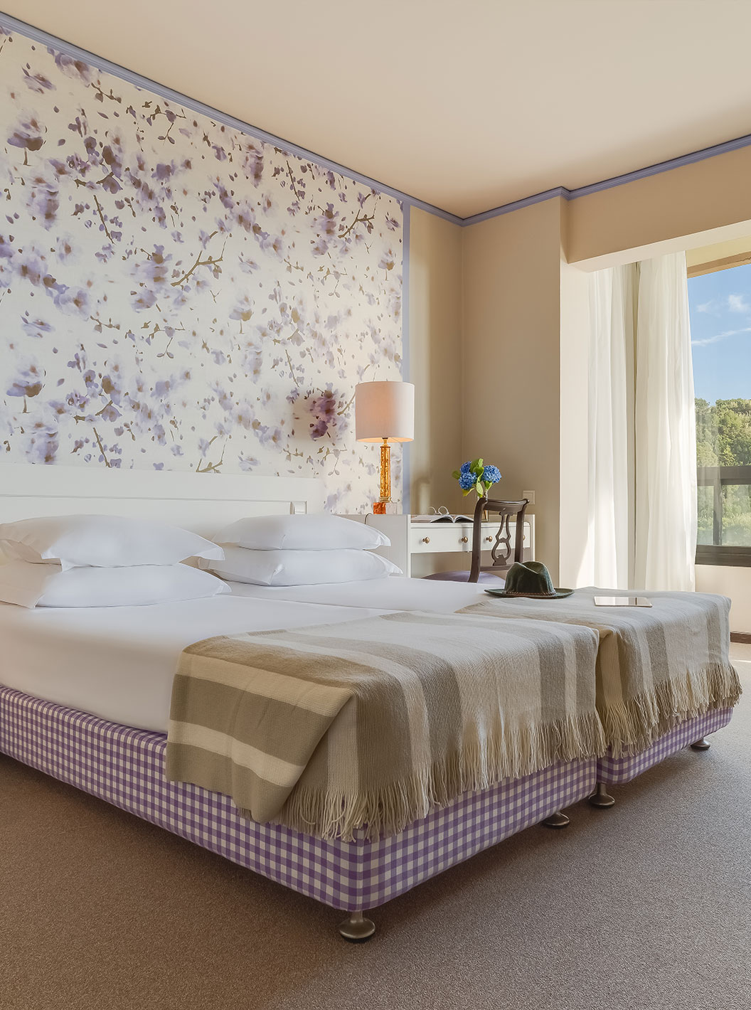 O Standard Vista Jardim do Pestana Bahia Praia é um quarto espaçoso com duas camas, uma mesa de cabeceira e uma secretária