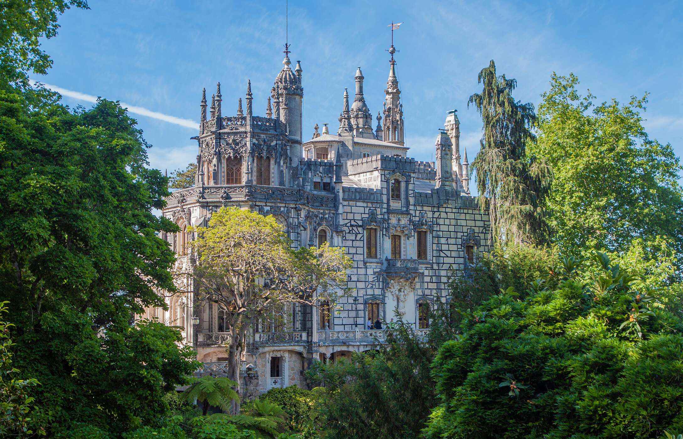 A Quinta da Regaleira, em Sintra, encanta com seus jardins místicos, grutas secretas e arquitetura neogótica