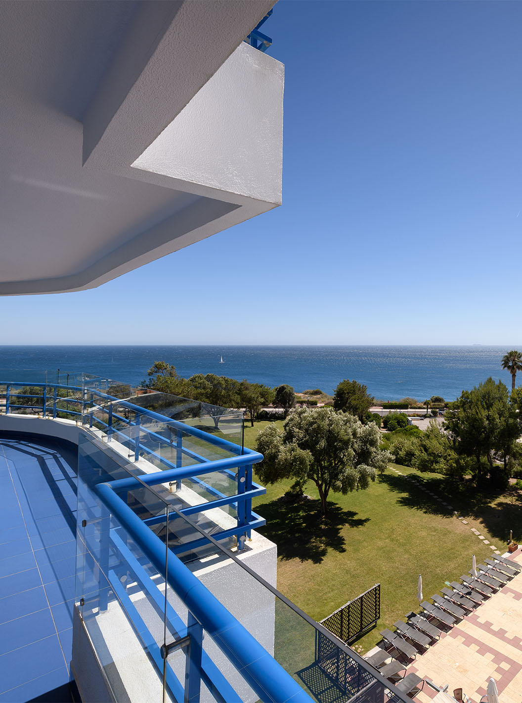 O quarto Deluxe Superior Vista Mar do Pestana Cascais conta com uma varanada com vista para o mar de cascais