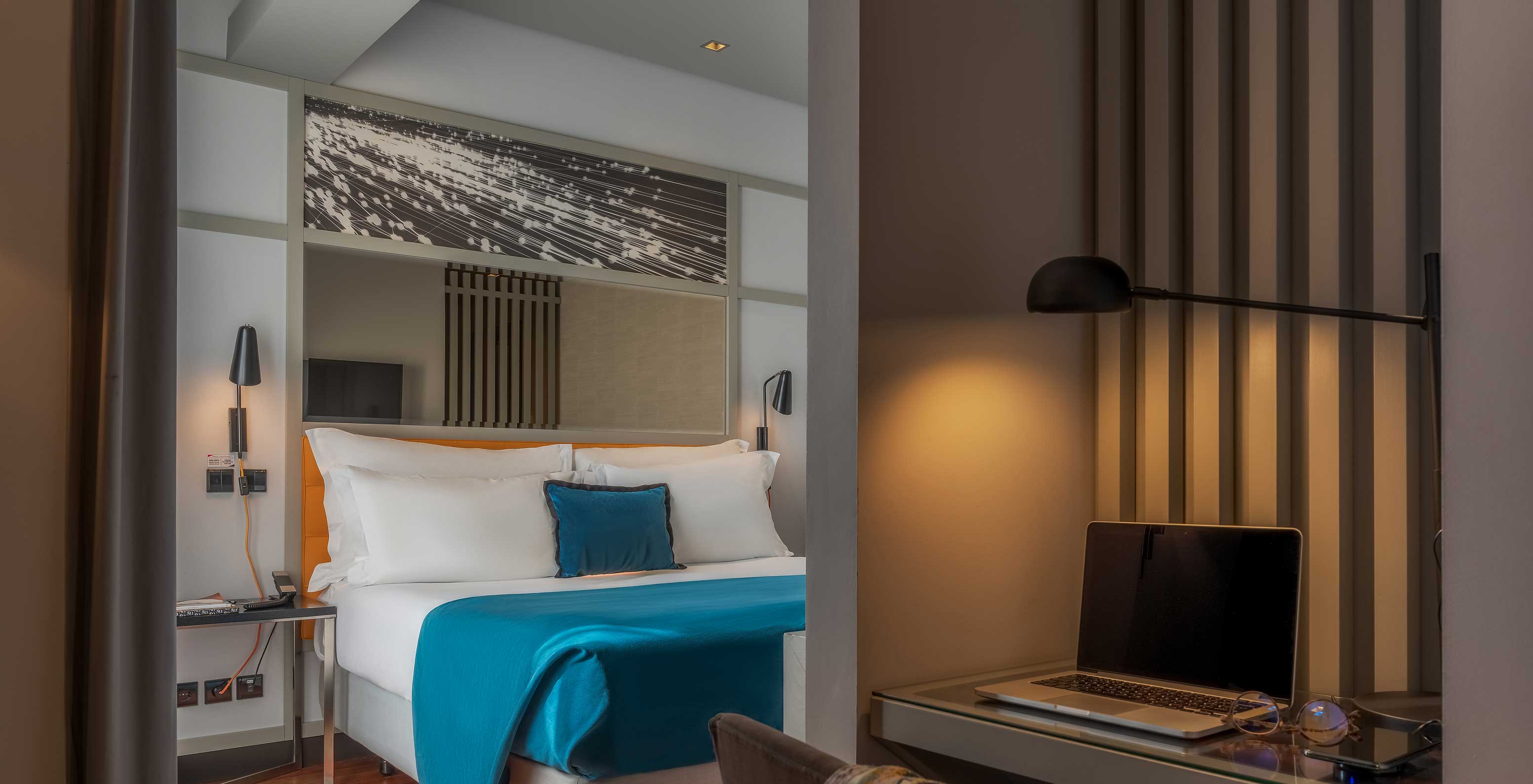 O CR7 Superior Rooftop do Pestana CR7 Lisboa tem uma secretária e uma cama de casal