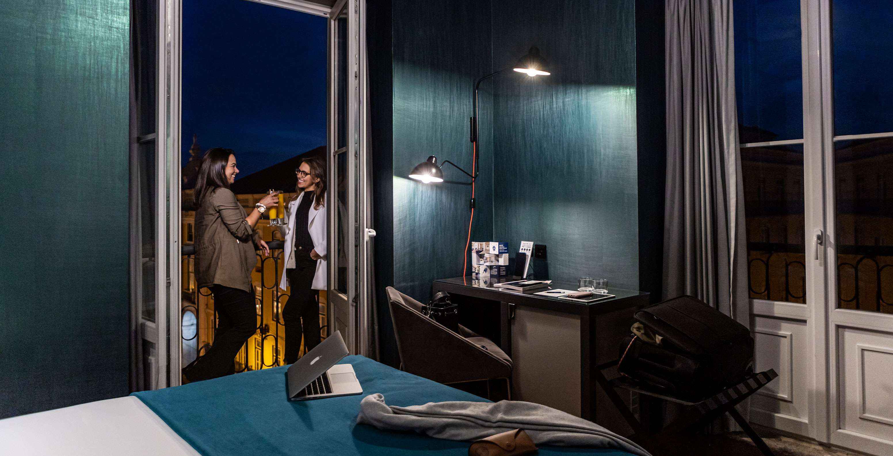 No CR7 Superior Corner do Pestana CR7 Lisboa é possível desfrutar de uma bebida na varanda, com vista para a Baixa de Lisboa