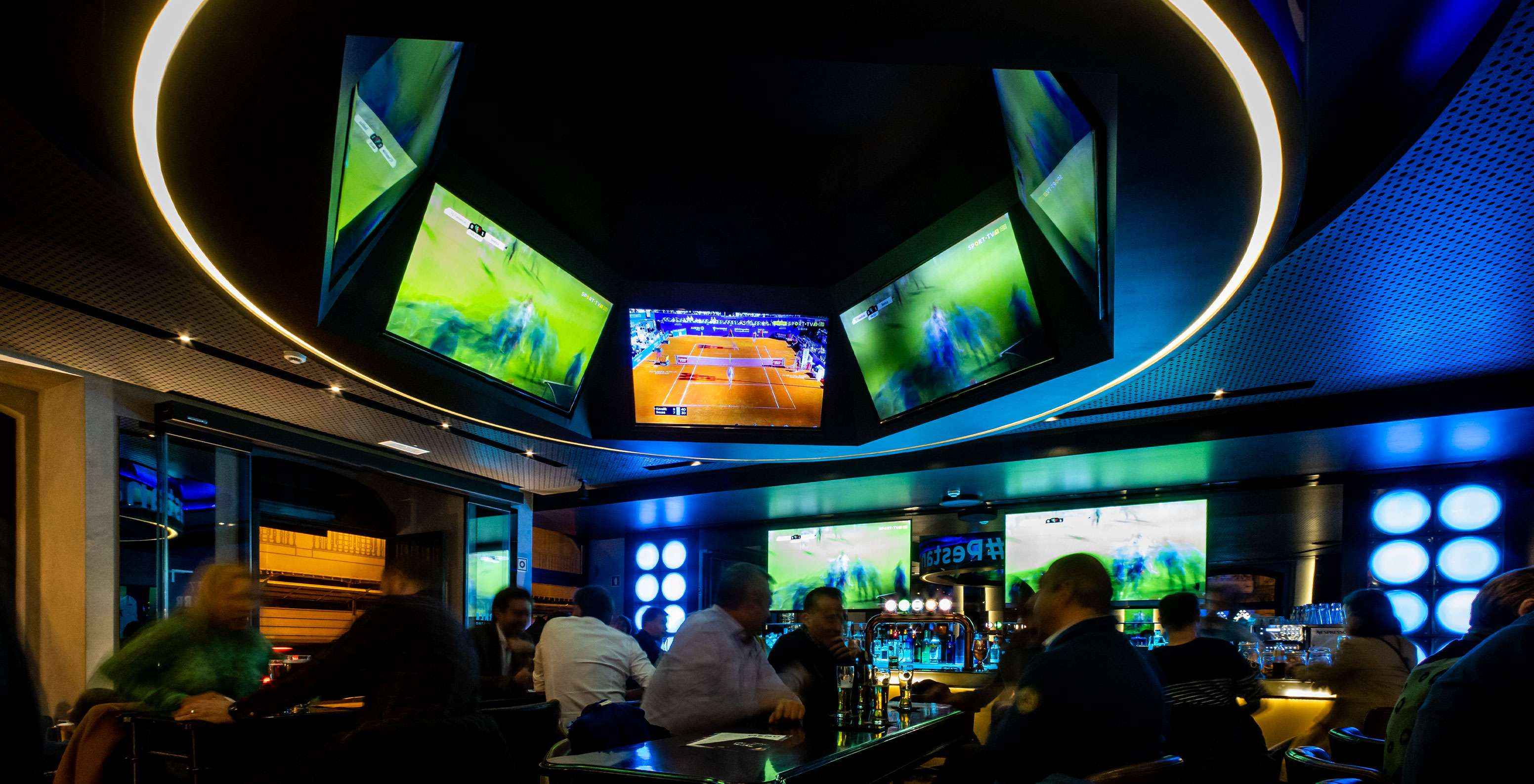 No bar Corner, do Hotel no Centro Histórico de Lisboa, pode ver desporto, tomar bebidas e fazer refeições